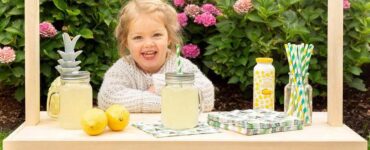 Bambina con chiosco per limonata