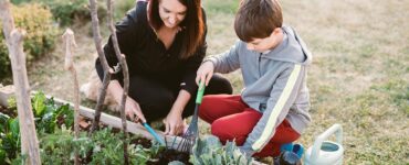 Mamma e figlio fanno giardinaggio