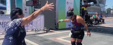 Mamma aspetta la figlia a braccia aperte al traguardo della maratona