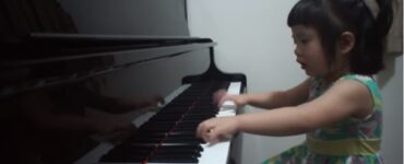 bambina prodigio di 3 anni suona il pianoforte